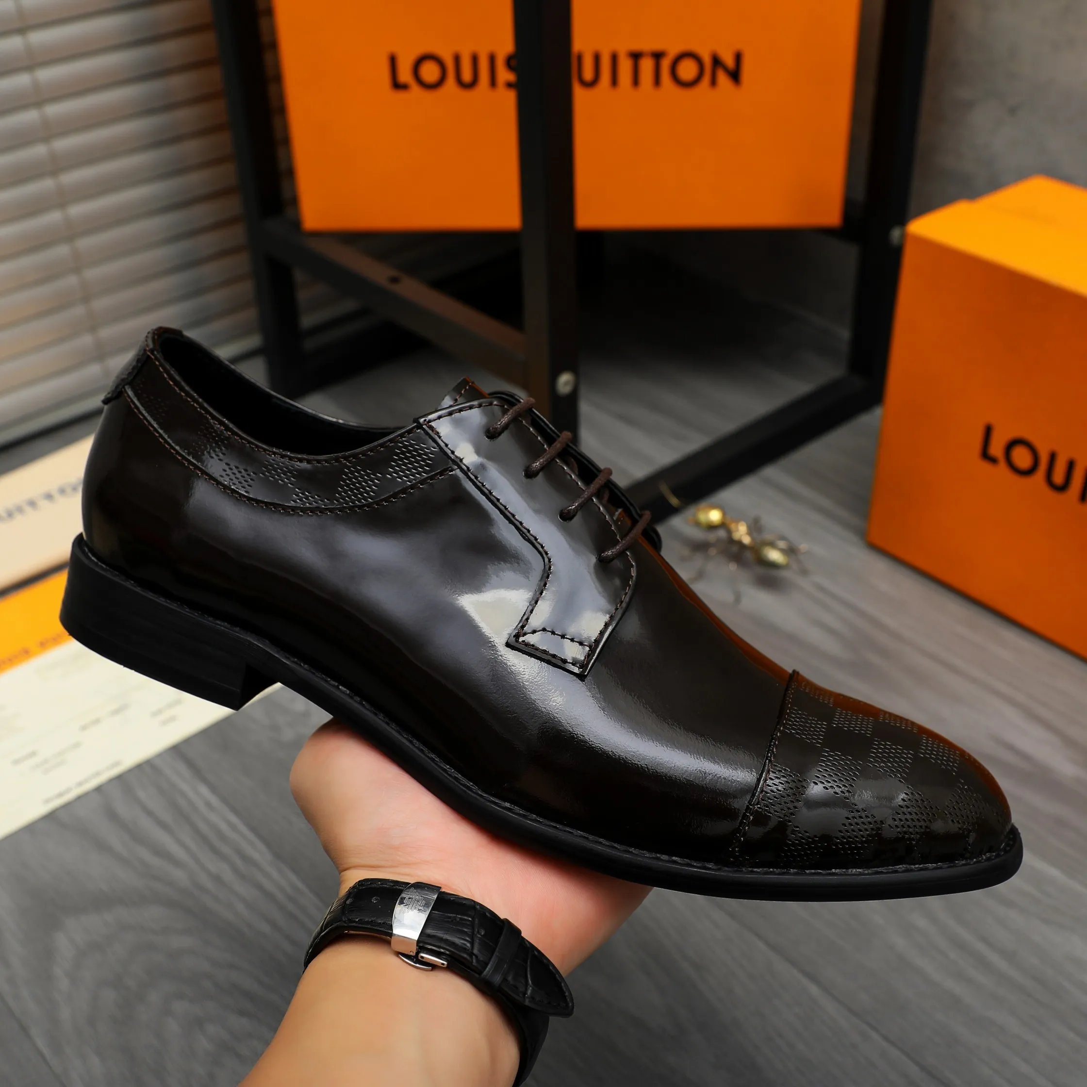 Men's shoes 💰p460 Product trademark: LV (Louis Vuitton) business lace-up leather shoes True size: 39-44 Product material: Selected lacquered cowhide stitching classic embossed upper, cowhide lining, original rubber outsole